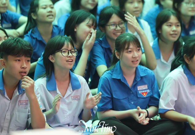 Nạp 'vitamin' âm nhạc cùng teen Trường THPT Bình Chiểu trong giờ ra chơi- Ảnh 7. Nạp 'vitamin' âm nhạc cùng teen Trường THPT Bình Chiểu trong giờ ra chơi- Ảnh 7.