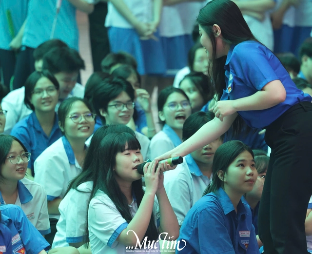 Nạp 'vitamin' âm nhạc cùng teen Trường THPT Bình Chiểu trong giờ ra chơi- Ảnh 2. Nạp 'vitamin' âm nhạc cùng teen Trường THPT Bình Chiểu trong giờ ra chơi- Ảnh 2.