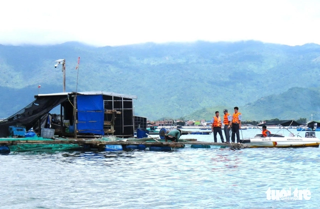 Gia Lai: Lidé mají zakázáno opouštět své domovy od 16:00, vozidla zastavují provoz na silnici po 17:00 - Foto 1.