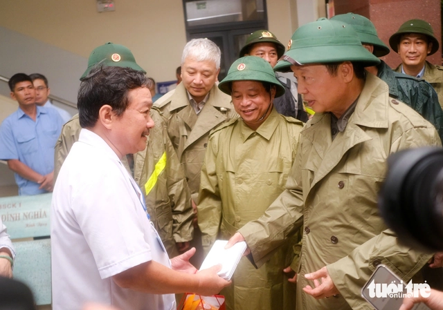 Gia Lai: Lidé mají zakázáno opouštět své domovy od 16:00, vozidla zastavují provoz na silnici po 17:00 - Foto 1.