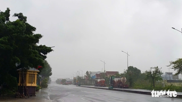 Gia Lai: Lidé mají zakázáno opouštět své domovy od 16:00, vozidla zastavují provoz na silnici po 17:00 - Foto 1.