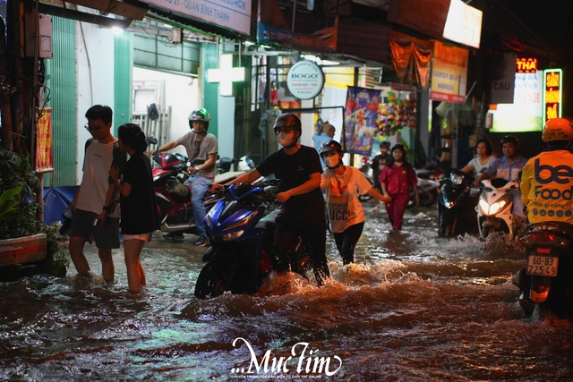 Chiều tối 6-11, nhiều khu vực ở TP.HCM ngập nặng do triều cường - Ảnh 13.