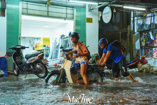 Chiều tối 6-11, nhiều khu vực ở TP.HCM ngập nặng do triều cường - Ảnh 14.