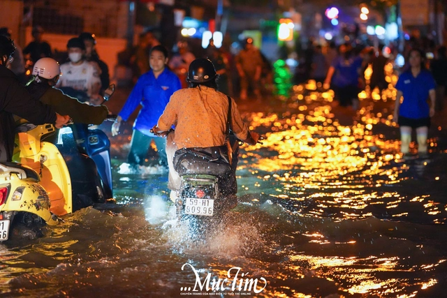 Chiều tối 6-11, nhiều khu vực ở TP.HCM ngập nặng do triều cường - Ảnh 17.