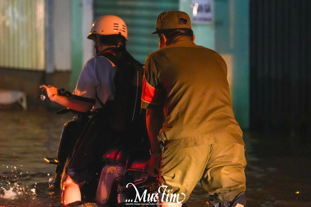 Chiều tối 6-11, nhiều khu vực ở TP.HCM ngập nặng do triều cường - Ảnh 18.