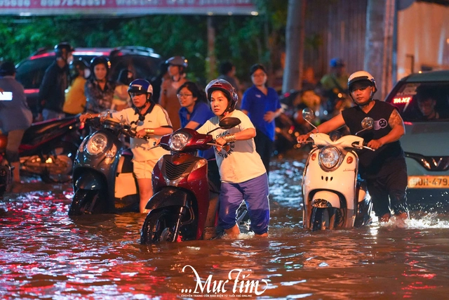 Chiều tối 6-11, nhiều khu vực ở TP.HCM ngập nặng do triều cường - Ảnh 15. Chiều tối 6-11, nhiều khu vực ở TP.HCM ngập nặng do triều cường - Ảnh 15.