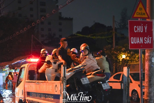 Chiều tối 6-11, nhiều khu vực ở TP.HCM ngập nặng do triều cường - Ảnh 19. Chiều tối 6-11, nhiều khu vực ở TP.HCM ngập nặng do triều cường - Ảnh 19.