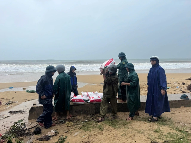 Gia Lai: Lidé mají zakázáno opouštět své domovy od 16:00, vozidla zastavují provoz na silnici po 17:00 - Foto 1.