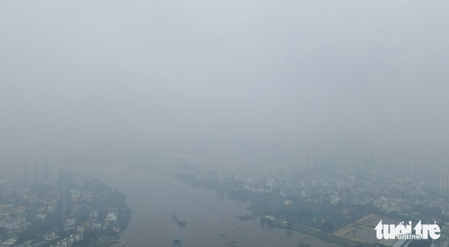 Dense fog blankets Ho Chi Minh City on Thursday morning - Ảnh 1.