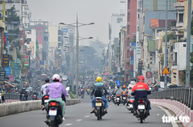 Dense fog blankets Ho Chi Minh City on Thursday morning - Ảnh 6.