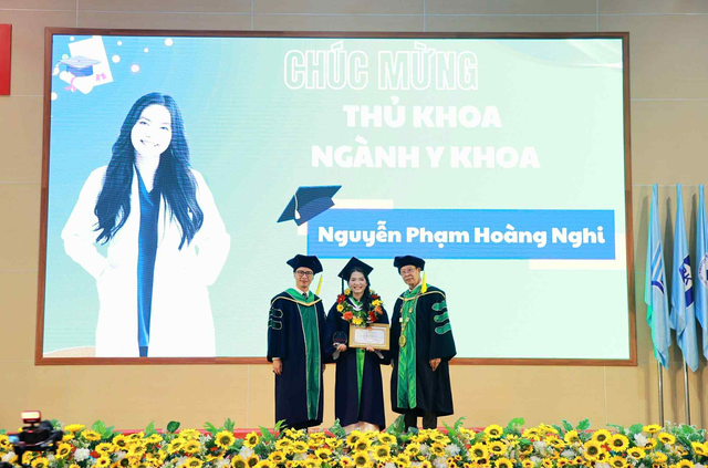 Thủ khoa Trường đại học Khoa học Sức khỏe: Chỉ cần bền bỉ mỗi ngày, thành quả sẽ đến- Ảnh 2. Thủ khoa Trường đại học Khoa học Sức khỏe: Chỉ cần bền bỉ mỗi ngày, thành quả sẽ đến- Ảnh 2.