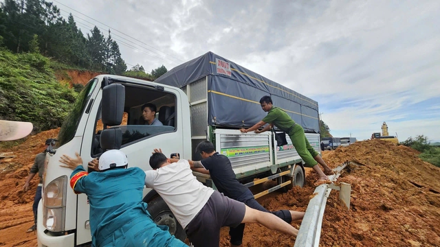 Gia Lai: Lidé mají zakázáno opouštět své domovy od 16:00, vozidla zastavují provoz na silnici po 17:00 - Foto 1.