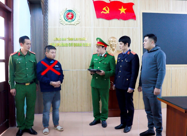 Vietnamese man arrested for defrauding police officers in 16 provinces- Ảnh 1. Vietnamese man arrested for defrauding police officers in 16 provinces- Ảnh 1.