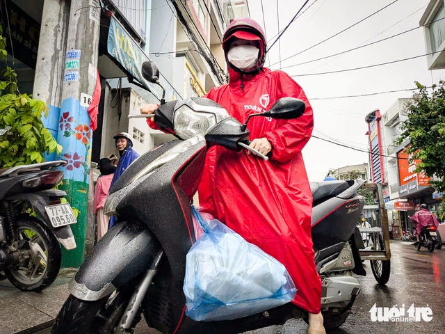 Gió và mưa bão Kalmaegi đã ảnh hưởng trên đất liền, dự báo bão vào bờ sớm hơn - Ảnh 7.