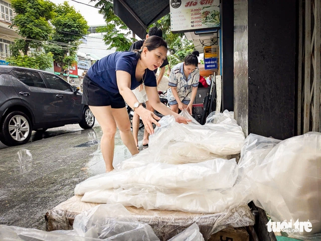 Gió và mưa bão Kalmaegi đã ảnh hưởng trên đất liền, dự báo bão vào bờ sớm hơn - Ảnh 5.