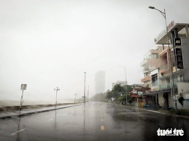 Gió và mưa bão Kalmaegi đã ảnh hưởng trên đất liền, dự báo bão vào bờ sớm hơn - Ảnh 3.