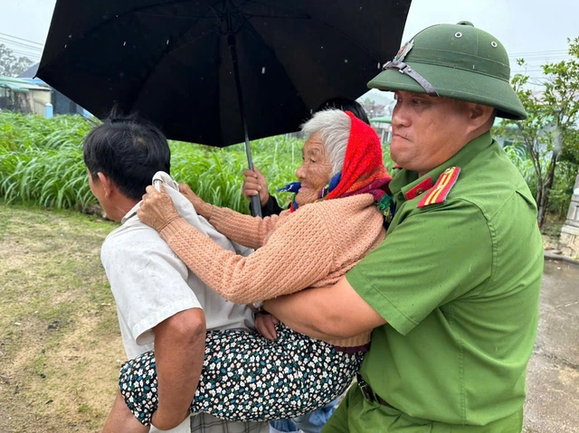 Gia Lai: Lidé mají zakázáno opouštět své domovy od 16:00, vozidla po silnici přestávají jezdit po 17:00 - Foto 3.