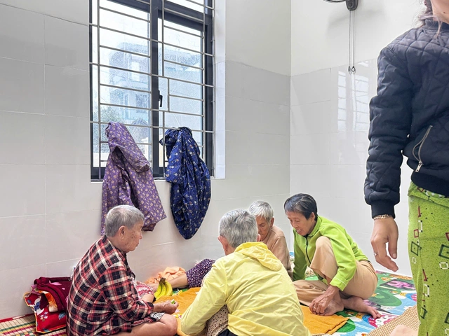 Gió và mưa bão Kalmaegi đã ảnh hưởng trên đất liền, dự báo bão vào bờ sớm hơn - Ảnh 1.