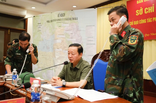 Tâm bão Kalmaegi cách bờ biển Quy Nhơn 20km, Lý Sơn sóng như nuốt cầu cảng - Ảnh 1.