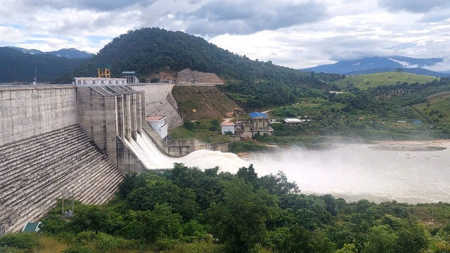 Bão Kalmaegi với gió mạnh cấp 14 đang ở trên vùng biển Đắk Lắk - Gia Lai - Ảnh 1.