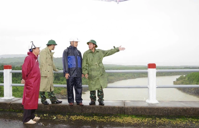 Tâm bão Kalmaegi cách bờ biển Quy Nhơn 20km, sức gió mạnh cấp 13 - Ảnh 1.