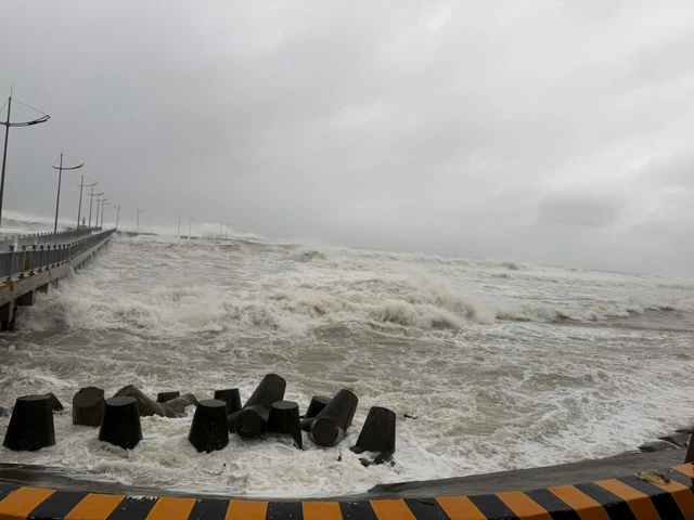 Tâm bão Kalmaegi cách bờ biển Quy Nhơn 20km, sức gió mạnh cấp 13 - Ảnh 1.