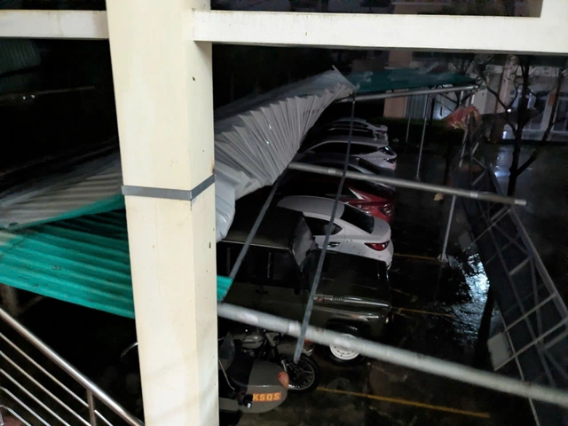 Tâm bão Kalmaegi cách bờ biển Quy Nhơn 20km, Lý Sơn sóng như nuốt cầu cảng - Ảnh 1.