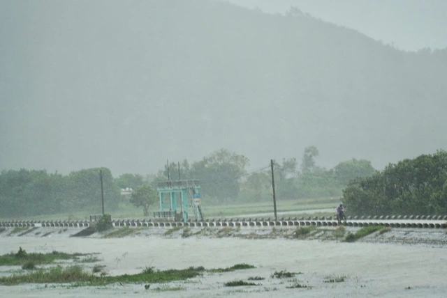 Tâm bão Kalmaegi cách bờ biển Quy Nhơn 20km, Lý Sơn sóng như nuốt cầu cảng - Ảnh 1.