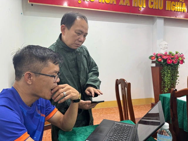 Cửa kính khách sạn bị gió giật bể nát, Lý Sơn sóng như nuốt cầu cảng - Ảnh 1.