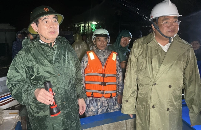 Cửa kính khách sạn bị gió giật bể nát, Lý Sơn sóng như nuốt cầu cảng - Ảnh 1.