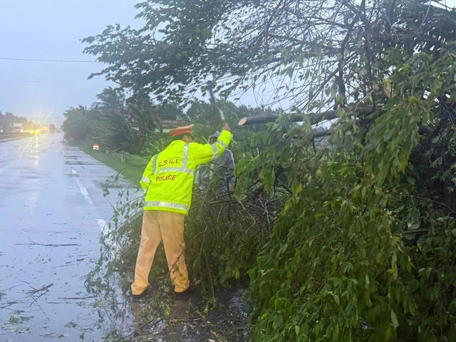 Bão Kalmaegi đổ bộ đất liền Gia Lai -  Đắk Lắk, sức gió mạnh cấp 12-13 - Ảnh 1.