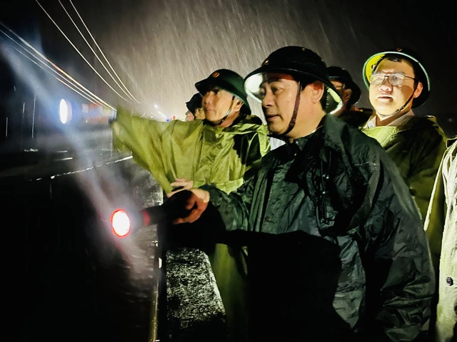 Cửa kính khách sạn bị gió giật bể nát, Lý Sơn sóng như nuốt cầu cảng - Ảnh 1.