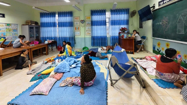 Bão Kalmaegi đổ bộ đất liền Gia Lai -  Đắk Lắk, hơn 2 giờ tới vẫn còn gió mạnh trên cấp 8 - Ảnh 1.