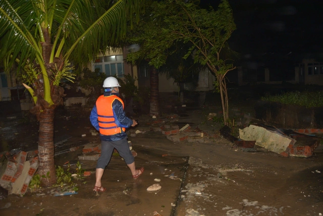 Bão Kalmaegi suy yếu xuống cấp 12, hàng trăm cuộc gọi cầu cứu - Ảnh 1.