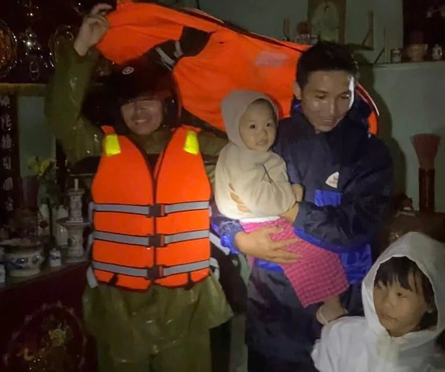 Bão Kalmaegi suy yếu xuống cấp 9, nhiều cuộc gọi cầu cứu do nước biển dâng - Ảnh 1.