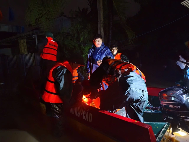 22h15, tâm bão Kalmaegi đang ở Tây Nguyên, cường độ bão mạnh cấp 9 - Ảnh 1.