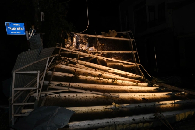 Bão Kalmaegi đang suy yếu nhanh, hàng trăm ngôi nhà tốc mái, cây xanh, trụ điện đổ la liệt - Ảnh 1.