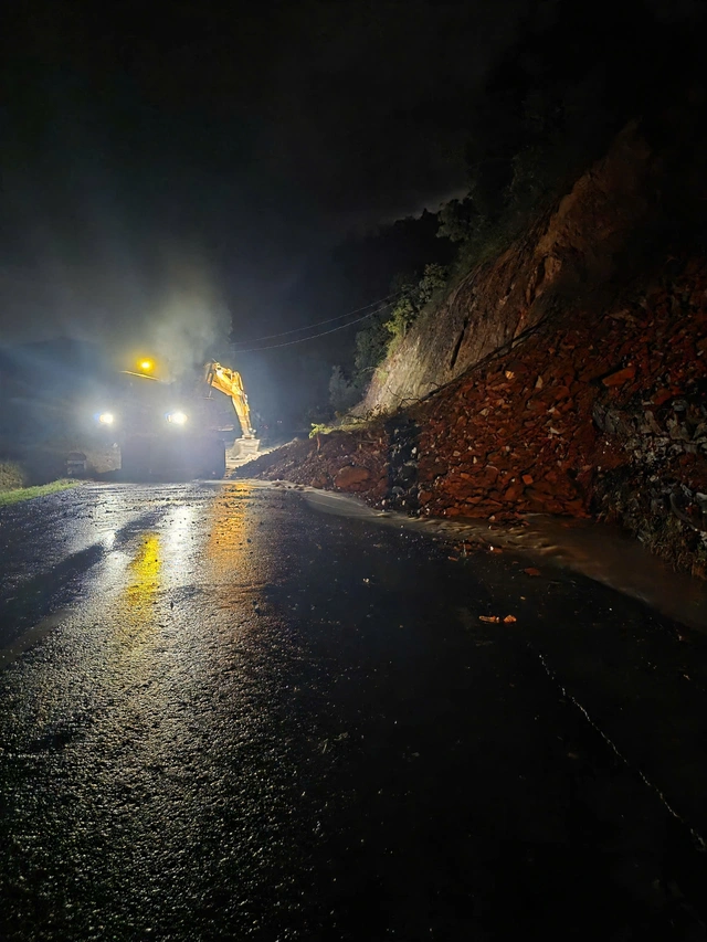 Bão Kalmaegi đang suy yếu nhanh, hàng trăm ngôi nhà tốc mái, cây xanh, trụ điện đổ la liệt - Ảnh 1.