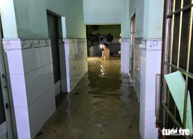 Floodwaters engulf homes overnight in Vietnam’s Dak Lak after storm Kalmaegi
- Ảnh 1. Floodwaters engulf homes overnight in Vietnam’s Dak Lak after storm Kalmaegi
- Ảnh 1.