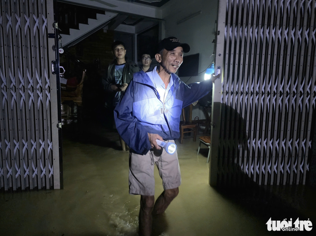 Floodwaters engulf homes overnight in Vietnam’s Dak Lak after storm Kalmaegi
- Ảnh 2. Floodwaters engulf homes overnight in Vietnam’s Dak Lak after storm Kalmaegi
- Ảnh 2.