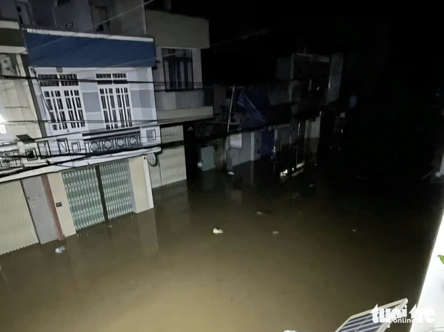 Floodwaters engulf homes overnight in Vietnam’s Dak Lak after storm Kalmaegi
- Ảnh 5. Floodwaters engulf homes overnight in Vietnam’s Dak Lak after storm Kalmaegi
- Ảnh 5.