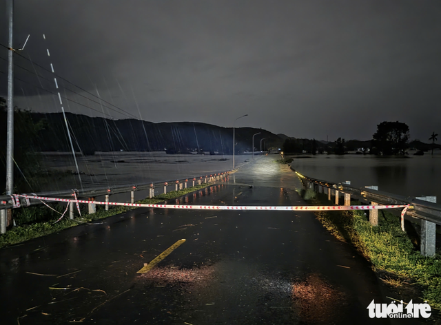 Floodwaters engulf homes overnight in Vietnam’s Dak Lak after storm Kalmaegi
- Ảnh 6. Floodwaters engulf homes overnight in Vietnam’s Dak Lak after storm Kalmaegi
- Ảnh 6.