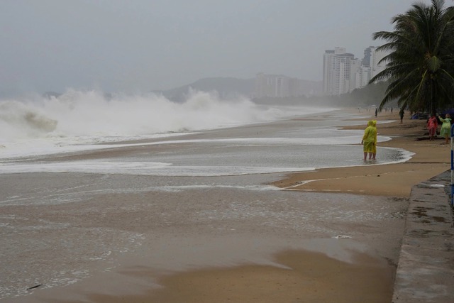 Sáng 7-11, bão Kalmaegi suy yếu dần, cảnh báo mưa to gây lũ quét và sạt lở đất - Ảnh 1. Sáng 7-11, bão Kalmaegi suy yếu dần, cảnh báo mưa to, lũ quét và sạt lở đất - Ảnh 1.