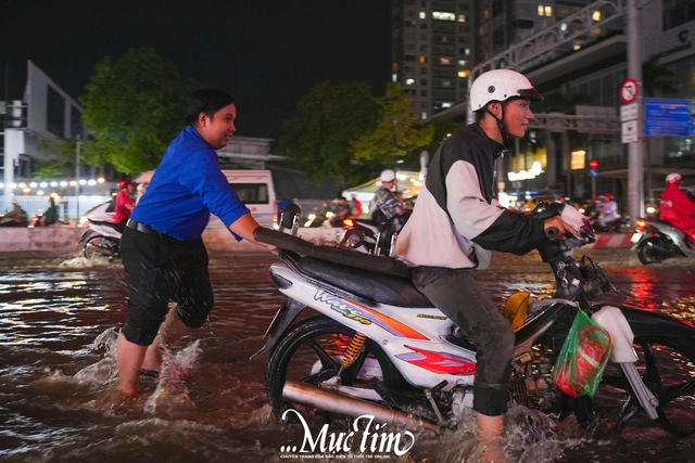 Triều cường đạt đỉnh, tuổi trẻ TP.HCM ra quân hỗ trợ người dân- Ảnh 5.