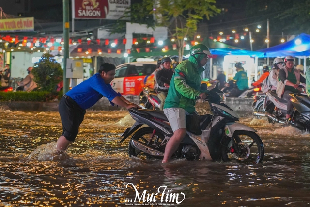 Triều cường đạt đỉnh, tuổi trẻ TP.HCM ra quân hỗ trợ người dân- Ảnh 6.