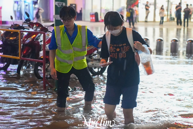 Triều cường đạt đỉnh, tuổi trẻ TP.HCM ra quân hỗ trợ người dân- Ảnh 7.