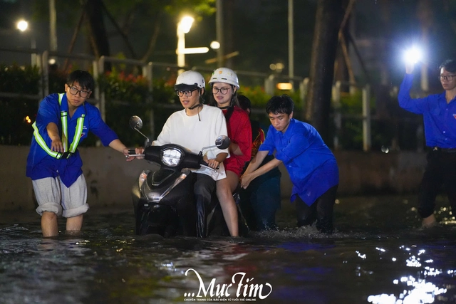 Triều cường đạt đỉnh, tuổi trẻ TP.HCM ra quân hỗ trợ người dân- Ảnh 16.