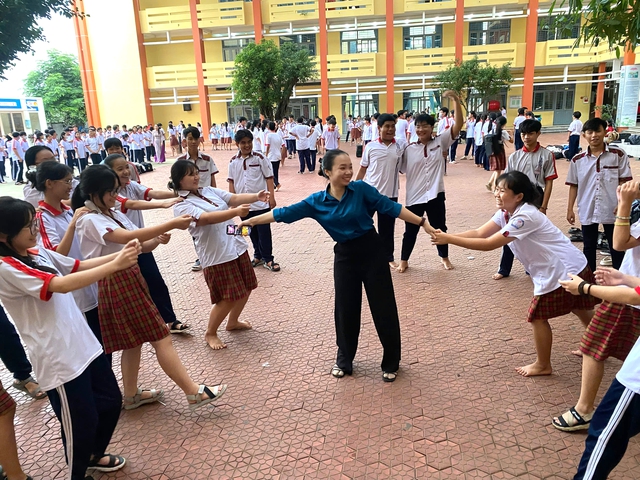 Thầy trò Trường THCS Tân Quý Tây cùng thi nhảy flashmob - Ảnh 4.