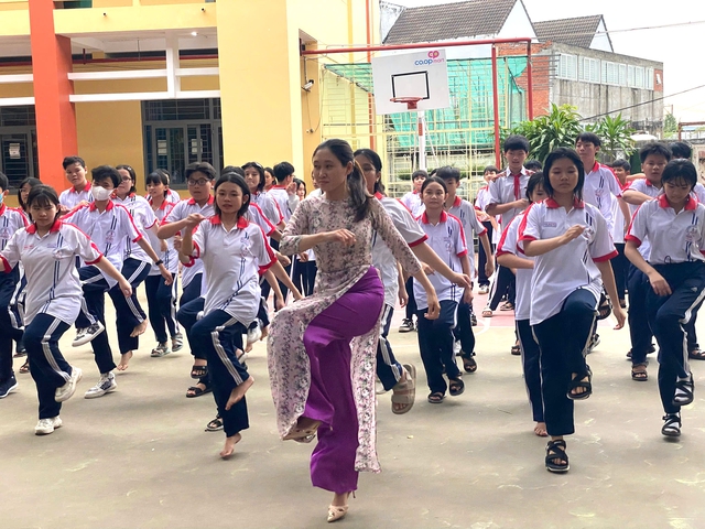 Thầy trò Trường THCS Tân Quý Tây cùng thi nhảy flashmob - Ảnh 1.