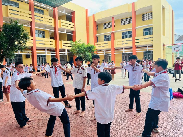 Thầy trò Trường THCS Tân Quý Tây cùng thi nhảy flashmob - Ảnh 2.